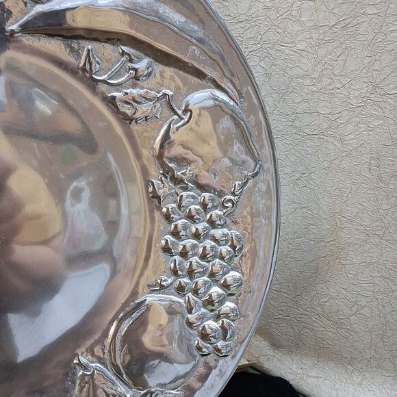 Wilton Armetale Silver Embossed Platter - Picture 2 of 8